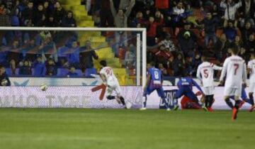 1-2. Kalu Uche anotó el primer gol granota.