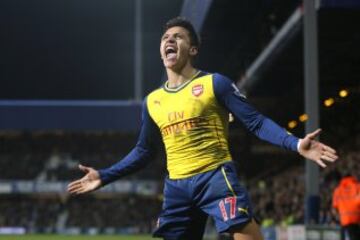 Alexis Sánchez armó la jugada del primero y anotó el segundo del Arsenal sobre Queens Park Rangers.