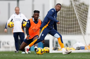 Alaba entrena con el Real Madrid, en Valdebebas.