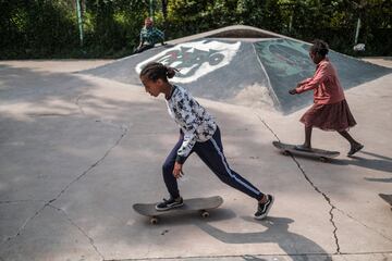 Las ni?as patinan en un parque de skate como parte de un entrenamiento semanal del grupo Ethiopian Girls Skate, en Addis Abeba, Etiop¨ªa. El Ethiopian Girls Skate es una iniciativa que promueve el skateboarding entre ni?as de diferentes or¨ªgenes sociales para para mejorar su salud mental y empoderarlas. El grupo fue fundado hace 2 a?os por los skaters Sosina Chala y Mickey Asfaw, y en ¨¦l participan alrededor de 35 chicas.