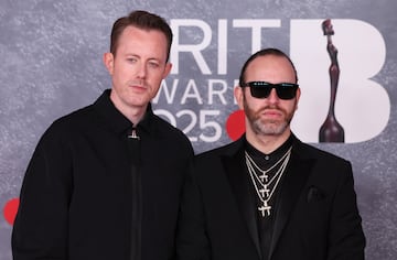 Will Kennard y Saul Milton de Chase & Status posan en la alfombra de los Brit Awards 2025.