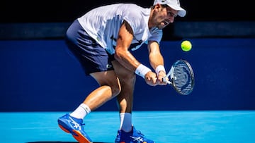 El número 5 del mundo Novak Djokovic asiste a un partido de entrenamiento con el jugador ruso Daniil Medvedev antes del Abierto de Australia de tenis en Melbourne Park el 11 de enero de 2023.