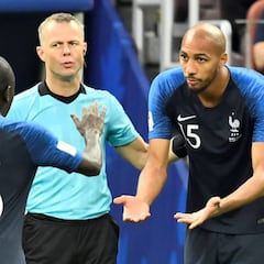 El gesto de N'Zonzi: pide la copa a sus compañeros para dársela a un tímido Kanté