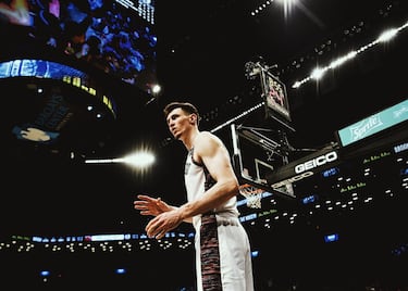 El proyecto del Partizán es ambicioso o algo más. Es el regreso de Zeljko Obradovic tras un año sabático y el equipo que se ha configurado es para ir a por la EuroLeague ganando primero la EuroCup, donde están ahora. LeDay, Punter y otros jugadores de sobrada experiencia salpimentan esa plantilla en la que un jugador llega directo desde la NBA para romper moldes. Es Rodions Kurucs, que salió del Barça sin apenas jugar y en Brooklyn se topó con mucha competencia que le aguó la fiesta. En Europa nunca demostró su poderío porque no le dejaron, ahora será su momento. Es un alero fino pero con ímpetu que tiene capacidad para solventar jugadas echando el balón al suelo o acabando penetraciones y que puede tener buenas rachas desde el perímetro. Su hermano Arturs está pasando el vía crucis que pasó él, en este caso en el Baskonia, y a Rodions se le propone ser de una vez estrella en un equipo puntero. Se mirará el objetivo colectivo de los de Belgrado, pero también el particular de Kurucs.  