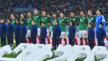 Doha (Qatar), 22/11/2022.- Players of Mexico during the national anthem prior to the FIFA World Cup 2022 group C soccer match between Mexico and Poland at Stadium 947 in Doha, Qatar, 22 November 2022. (Mundial de Fútbol, Polonia, Catar) EFE/EPA/Noushad Thekkayil
