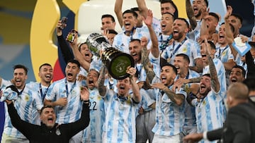 FILED - 10 July 2021, Brazil, Rio de Janeiro: Argentine&#039;s Lionel Messi (C) lifts the trophy and celebrates winning the CONMEBOL Copa America Final soccer match against Brazil at The Maracana Stadium. Photo: Andre Borges/dpa
   (Foto de ARCHIVO)
 10/0