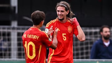 19/07/2024
EUROPEO SUB 19
TURQUÍA ESPAÑA
POL FORTUNY YAREK
GOL ALEGRÍA Pol Fortuny (asistente) y Yarek (goleador) celebran el gol de España en el partido contra Turquía de la fase de grupos del Europeo Sub-19.