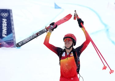 Ana Alonso celebra la medalla de bronce en una jornada histórica para el deporte de invierno español. 