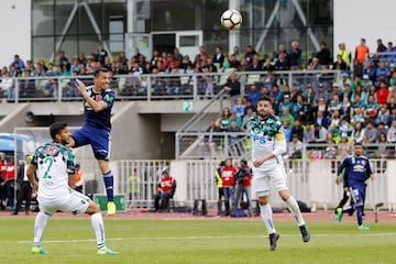 El jugador de Universidad de Chile Sebastian Ubilla,  centro, marca  su gol contra Santiago Wanderers durante el partido de primera division disputado en el estadio Elias Figueroa de Valparaiso, Chile.