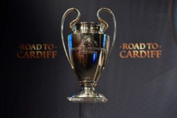 Las imágenes de los sorteos de Champions y Europa League