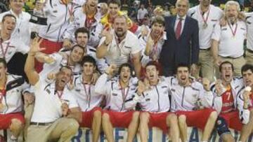 <b>CAMPEONES DE EUROPA SUB-20. </b>Con Orenga de entrenador, Mirotic de estrella y José Luis Sáez como primer hincha, la Selección ganó el oro en Bilbao el mes pasado.