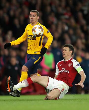 1-1. Antoine Griezmann y Laurent Koscielny en la jugada que el francés del atlético marcó el gol del empate.