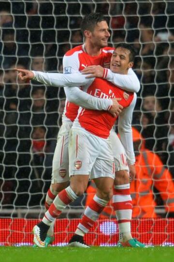 Sánchez hizo dupla con Giroud y éste fue el primero en abrazarlo tras el 1-0.