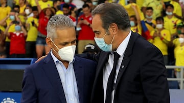 Futbol, Colombia vs Chile.
Fecha 10, Eliminatorias mundial de Catar 2022.
El entrenador de Chile Martin Lasarte saluda al entrenador de Colombia Reinaldo Rueda, durante el partido por las clasificatorias al Mundial de Catar 2022 realizado en el Estadio Metropolitano Roberto Melendez
Barranquilla, Colombia.
09/09/2021
Jairo Cassiani/Vizzor Image/Photosport
Football, Colombia vs Chile.
10th date, Qatar 2022 World Cup Qualifiers.
Chile 's headcoach Martin Lasarte, salute to the headcoach of Colombia Reinaldo Rueda, during the 2022 Qatar World Cup qualifier football match at Metropolitano Roberto Melendez
stadium in Barranquilla, Colombia.
09/09/2021
Jairo Cassiani/Vizzor Image/Photosport