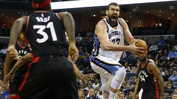 MEM01. MEMPHIS (EE.UU.), 25/01/2017.- El jugador Marc Gasol (d) de Memphis Grizzlies en acci&oacute;n ante Terrence Ross (i) de Toronto Raptors hoy, mi&eacute;rcoles 25 de enero de 2017, durante un partido de baloncesto entre Toronto Raptors y Memphis Grizzlies en el FedExForum de Memphis, Tennessee, (EE.UU). EFE/Mike Brown