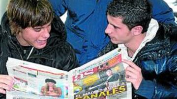 <b>LA PERLA, TRAS EL ENTRENAMIENTO: "¡MADRE LA QUE SE HA LIADO!"</b> Canales no atendió a los medios por consejo del departamento de prensa del Racing pero sí dejó alguna expresión junto a sus amigos con la única presencia de AS como testigo: "Madre mía la que se ha liado". A esa hora Sergio ya había ojeado la portada del diario Alerta en la que aparecía en un fotomontaje junto a su futuro presidente, Florentino Pérez.