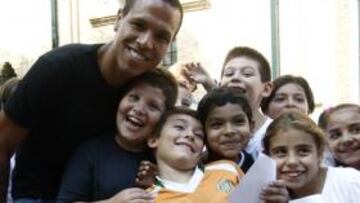 <b>ACLAMADO. </b>Luis Fabiano estuvo ayer de visita con Del Nido en un colegio sevillano.