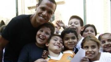 <b>ACLAMADO. </b>Luis Fabiano estuvo ayer de visita con Del Nido en un colegio sevillano.