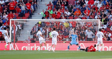 El Mallorca, que parecía dejar escapar el triunfo, vuelve a salir del descenso. Y, como no podía ser de otra forma, de la mano de Muriqi. Su Pirata recibió un balón dentro del área y la mandó a guardar con un violento zapatazo. Rompe a llorar el kosovar después de duras semanas para él.
