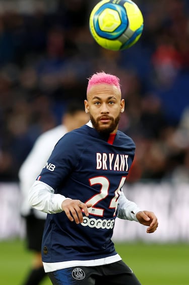 Las excentricidades de Neymar le suelen llevar a sucesivos cambios de imagen, a veces, de dudoso gusto. Lo mismo rinde homenaje a Kobe Bryant antes de jugar con el PSG que lo hace luciendo su pelo teñido de color rosa chillón.