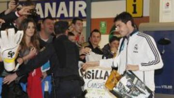 &Iacute;DOLO. Casillas fue aclamado a su llegada al aeropuerto de Valencia, donde recibi&oacute; un regalo.