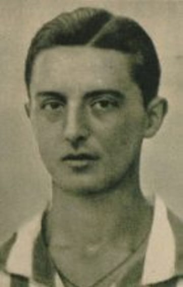 Jug車 de delantero en el Betis la temporada 1939-40 y con el Sevilla la temporada 1941-42.