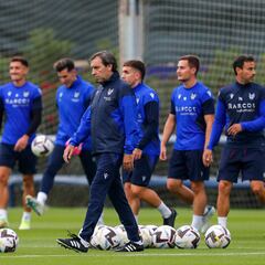 Felipe Miñambres se pone el chándal