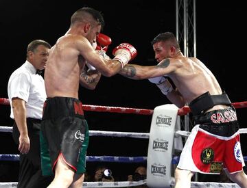 Nicolás González (izquierda) y Rubén Nieto (derecha) intercambian golpes durante su combate.