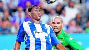 <b>INTERESADO. </b>Adriano controla un balón ante la presión de Rivas en el partido contra el Betis.