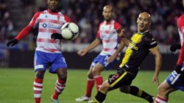 El delantero nigeriano del Granada, Odion Ighalo pelea un bal&oacute;n con el centrocampista del Zaragoza Jos&eacute; Mar&iacute;a Movilla, en el partido de vuelta de los dieciseisavos de final de la Copa del Rey de f&uacute;tbol, que se disputa en el estadio Nuevo Los C&aacute;rmenes. 