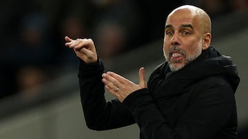 Pep Guardiola, entrenador del Manchester City, da instrucciones durante un partido.