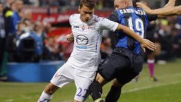PELEA. Ljajic se zafa de Cambiasso en un encuentro de la Fiorentina con el Inter.