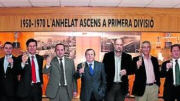 <b>COPA NAVIDEÑA. </b>Los directivos brindaron con los técnicos. Alemany (tercero por la izquierda) y Manzano (tercero por la derecha).