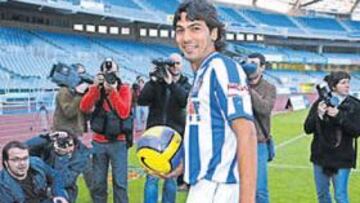 <b>NUEVO REFUERZO. </b>El central argentino Víctor López fue presentado ayer por la tarde en Anoeta.