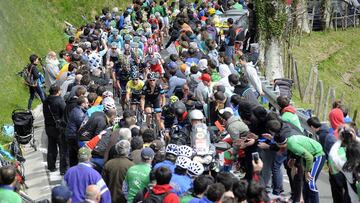 Imagen del pelotón durante la subida a Arrate en la Vuelta al País Vasco 2015.