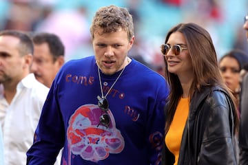 Sebastian Bear-McClard y Emily Ratajkowsky no se perdieron detalle de la Super Bowl LIV, en 2020, entre San Francisco 49ers y Kansas City Chiefs en Miami.