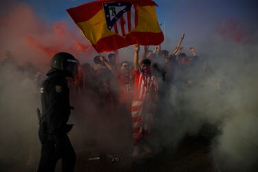 Caluroso recibimiento de los aficionados colchoneros al autobús rojiblanco en los aledaños del estadio Cívitas Metropolitano.