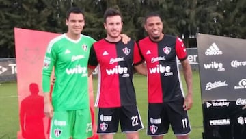 Se han puesto ya la camiseta rojinegra. Los chilenos Cristopher Toselli y Ángelo Henríquez, así como el peruano Alexi Gómez, fueron presentados oficialmente.