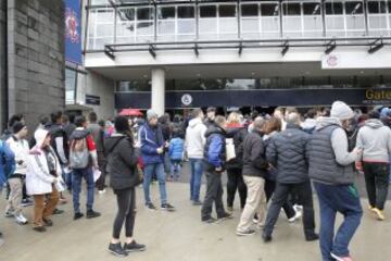 Colas en el estadio para ver el entrenamiento del Real Madrid.