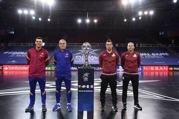 Lozano y Plaza (Barcelona) con Giustozzi y Miguelín (ElPozo) junto a la Champions de fútbol sala en el Palau