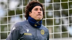 Memo Ochoa sorprende con atajada de tres puntos en AEL Limassol