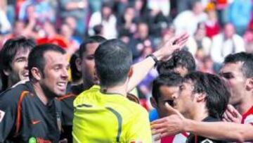 <b>PROTESTAS. </b>Barral estuvo entre el grupo de jugadores que pidió la expulsión para Albiol en el penalti señalado a favor del Sporting.