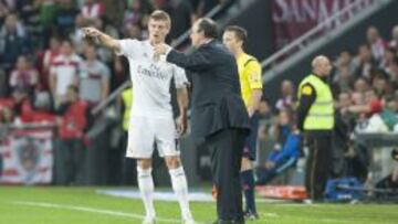 Rafael Benítez, dando instrucciones a Kroos en el pasado encuentro disputado ante el Athletic en San Mamés.