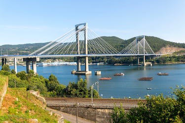 Puente atirantado que se encuentra en la provincia de Pontevedra, en Galicia. Es una de las estructuras más emblemáticas de la ría de Vigo, uniendo los municipios de Redondela y Moaña. Inaugurado en 1981, el puente fue en su momento el segundo más largo de su tipo en el mundo. Con una longitud de 1.558 metros, forma parte de la Autopista del Atlántico (AP-9).