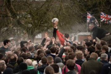 En Ashbourne se celebra todos los años el tradicional partido de fútbol medieval inglés en el que la mitad del pueblo intenta llevar el balón (relleno de corcho para poder flotar) hasta el molino del equipo rival para anotar. Sólo una persona tiene el privilegio de marcar por cada equipo. 