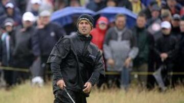 <b>CON PARAGUAS. </b>Southport vivió una jornada infernal para los jugadores, con viento y lluvia.