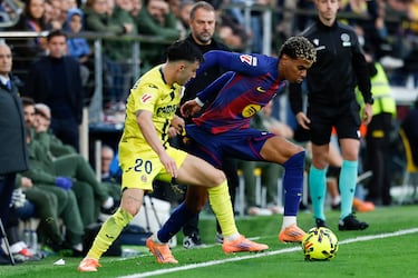 Alberto Moleiro trata de frenar a Lamine Yamal. 
