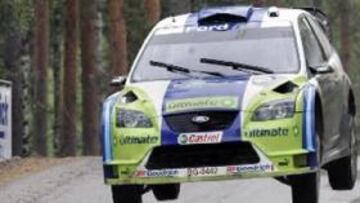 <b>MÁS LÍDER.</b> Marcus Gronholm sigue ampliando su ventaja ante sus rivales en el Rally de Finlandia.