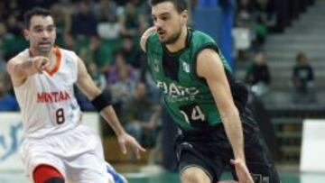 Ventura del Fiatc Joventut, lleva la pelota perseguido por Rodríguez, del Montakit Fuenlabrada.