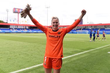 Sandra Paños (28 años, Alicante) es uno de los pilares de este equipo azulgrana, al que llegó en 2015 y con el que está cerca de alzarse con su quinto Zamora. La portera alicantina lleva cuatro años siendo parte del equipo de la temporada en la Champions femenina. Y razones para ello no faltan. La meta azulgrana está demostrando una temporada más que su nivel es excelso, con una gran regularidad y seguridad bajo palos. Prueba de ello son las cifras que registra en esta campaña, en la que sólo ha encajado diez goles (4 en Liga, 5 en Champions y 1 en Supercopa). Sin duda, Paños podrá jugar un papel decisivo en esta final, en la que se espera que la española mantenga su seguridad y gran presencia bajo palos. 